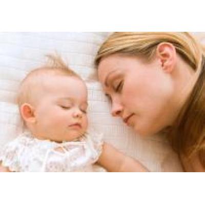 Стоит ли укладывать спать ребенка рядом?
