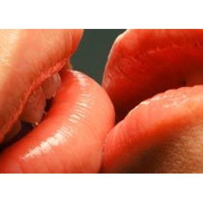 Женщина откусила любовнику губу во время поцелуя