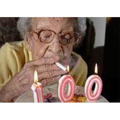 Старушка отметила свой 100-летний юбилей, выкурив сто семидесятитысячную сигарету