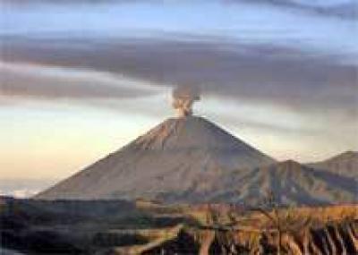 На острове в Индонезии произошло извержение вулкана
