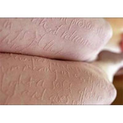 «Бумажная женщина» пишет ногтем на своей коже