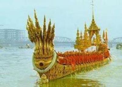 По Таиланду проплыли 52 золотые лодки