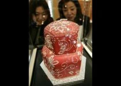 В Японии испекли торт с рубинами и платиной