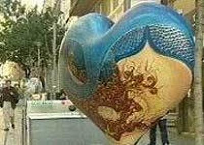 Улицы Афин украшены гигантскими сердцами