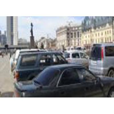 На главной площади Владивостока разрешили парковку автомобилей