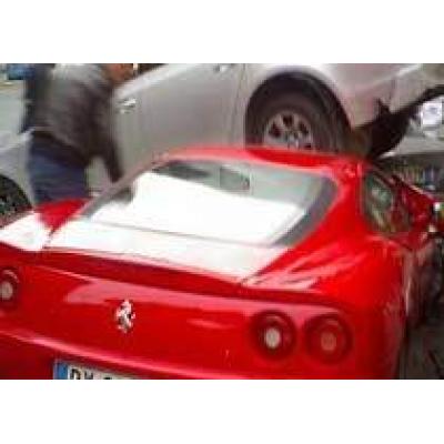 Водитель Ferrari устроил дорогое ДТП на парковке