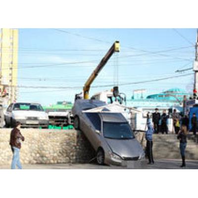 Чудеса парковки: иркутянка забыла нажать на тормоз и слетела с высоты вниз