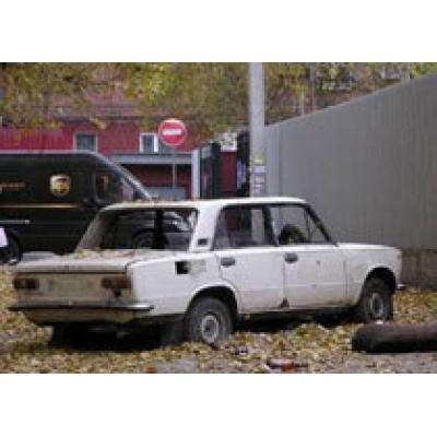Ижевчанин не может избавиться от старого автомобиля на парковке
