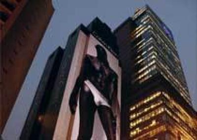 В Гонконге появилась реклама мужского белья размером с небоскреб
