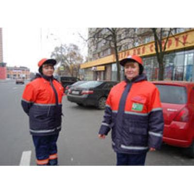 Первым в Киеве девушкам-парковщицам не приходится «выбивать» из водителей деньги