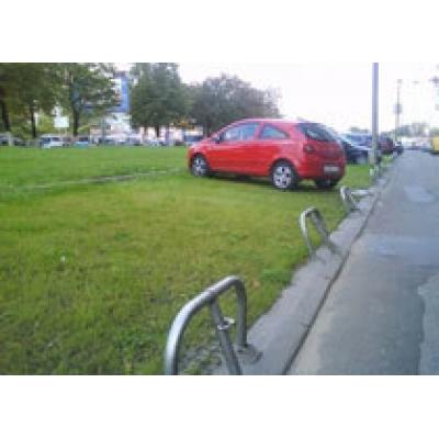 Неизвестный грозит сжигать припаркованные на тротуарах авто