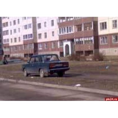 Псковичка предлагает депутатам областного Собрания штрафовать заочно за парковку на газонах
