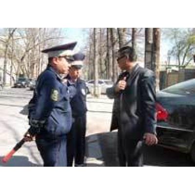 Столичные службы попытались навести порядок со стихийной парковкой в Бишкеке