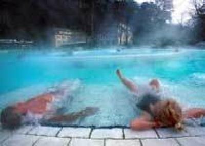 В саунах и бассейнах Швейцарии запретили поцелуи