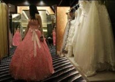 В Италии прямо перед алтарем у невесты лопнуло платье