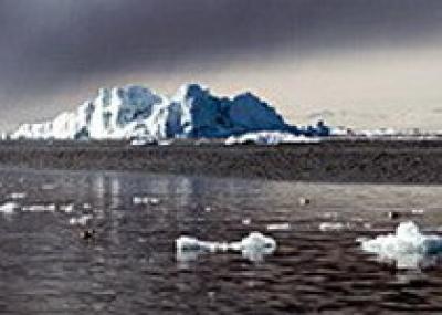 В Гренландии туристов смыло в море гигантской волной от упавшего ледника