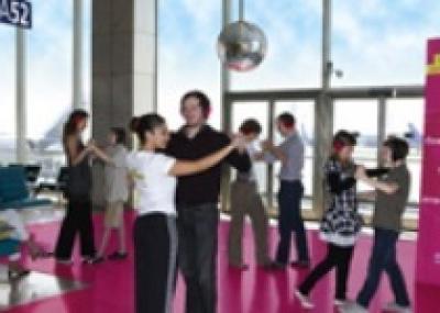 В аэропортах Парижа пассажиров научат танцевать