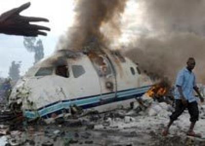 Пассажирский самолет упал на городской пляж