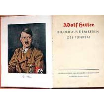 На аукцион выставлены альбомы немецких детей с коллекционными фашистскими карточками