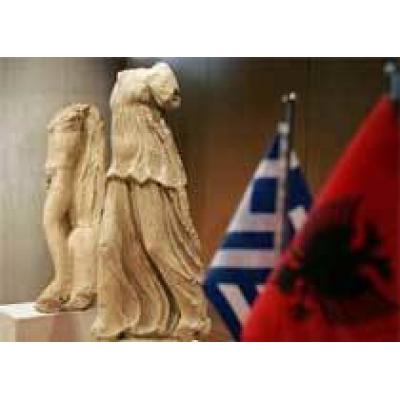 Греция передала Албании безголовые статуи