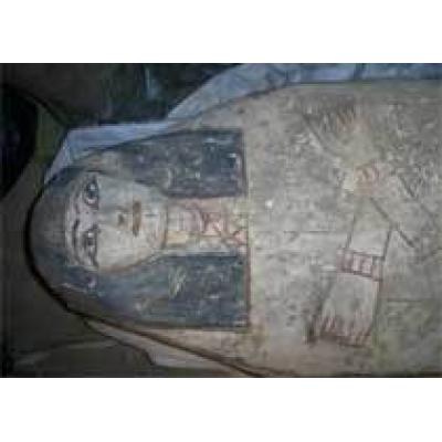 Египетские археологи нашли в Саккаре разноцветные гробы