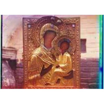 Икону Тихвинской Божьей Матери вынесли из Никольской церкви через окно