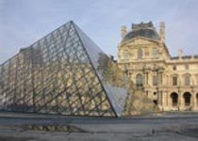 В 2007 году Лувр посетили более восьми миллионов туристов