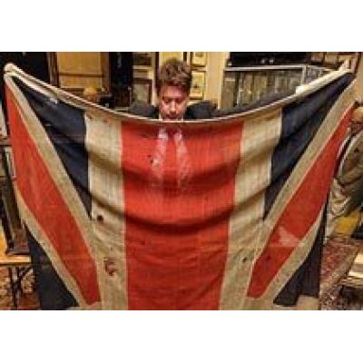 Последний участвовавший в Трафальгарской битве британский флаг был продан на аукционе