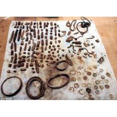 Британец нашел серебряные украшения викингов