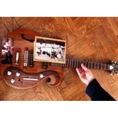 Гитара, на которой играли Леннон и Харрисон, продана за 408 тысяч долларов