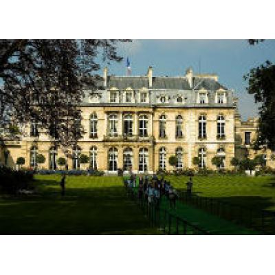 Подруга французского президента в Елисейском дворце уничтожила антиквариат на сумму в 4 млн. долларов