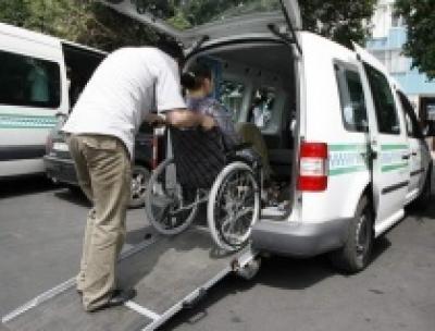 В Мангистау инвалиды жалуются на работу инвантакси и качество спецобуви