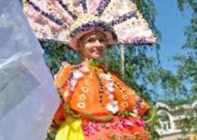 Цветочные фигуры в виде девушек будут встречать посетителей фестиваля `Цветущий город`