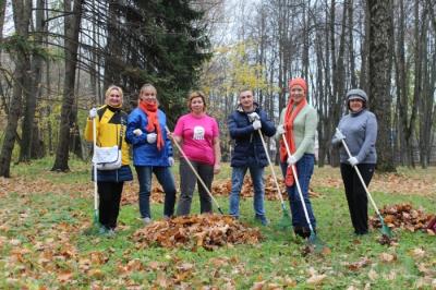 Волонтеры БФ «Система» помогли с уборкой парка на территории Дома-музея П.И.Чайковского в Клину