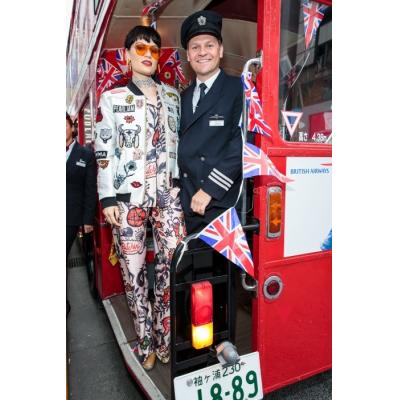 Джесси Джей выступила на знаменитом лондонском красном автобусе в Токио
