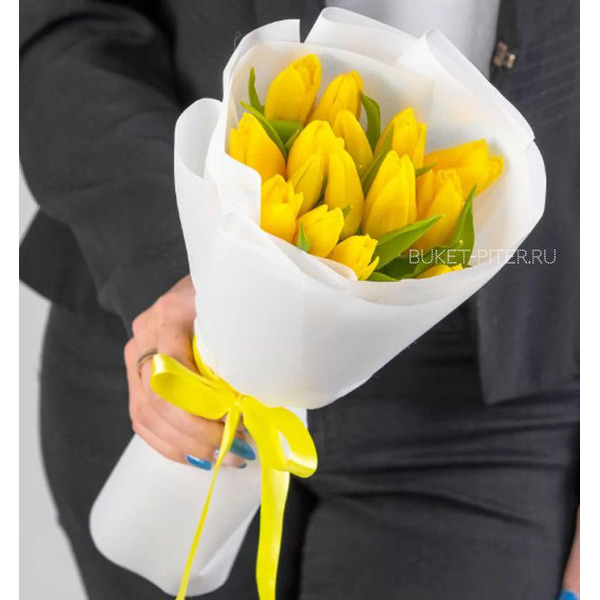 Букет Желтых Тюльпанов в Белой Упаковке
