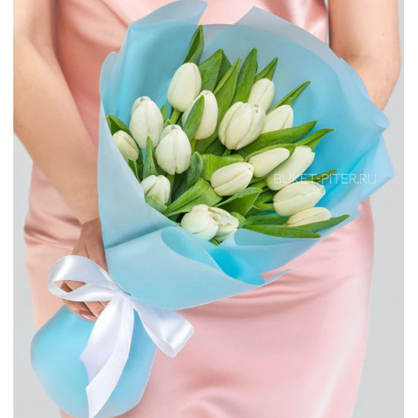 Букет Белых Тюльпанов в Голубой Упаковке