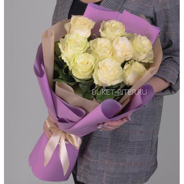 Букет Белых Роз в Сиреневой упаковке