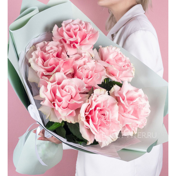 Букет из Розовых Французских Роз в Голубой упаковке