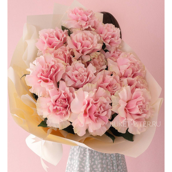 Букет из Розовых Французских Роз в Нежном Оформлении