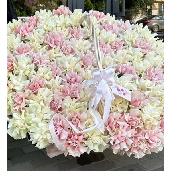 Корзина из Белых и Розовых Французских Роз