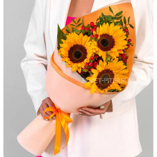 Букет Подсолнухов с Гиперикумом