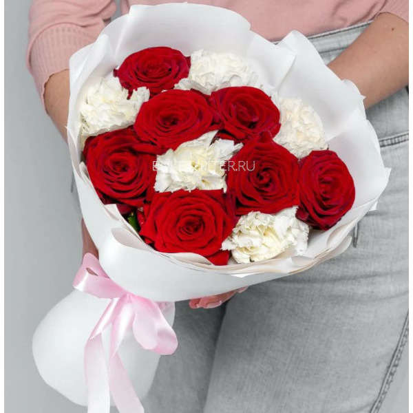 Букет Красных Роз с Белой Гвоздикой