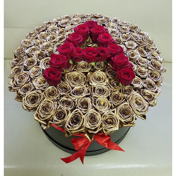 Композиция БУКВА из Золотых и Красных Роз