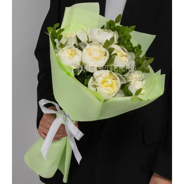 Букет из 7 Белых Пионов и Фисташки в Матовой упаковке LUX