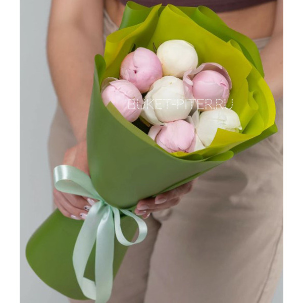 Букет из 7 Розовых и Белых Пионов в Матовой упаковке LUX