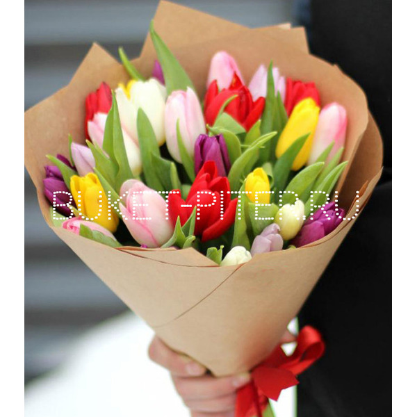 Букет из Разноцветных Тюльпанов в Крафте