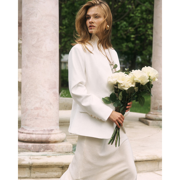 Однобортный приталенный жакет без лацканов, с акцентными пуговицами, белый