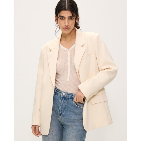 Свободный однобортный жакет прямого кроя, молочный