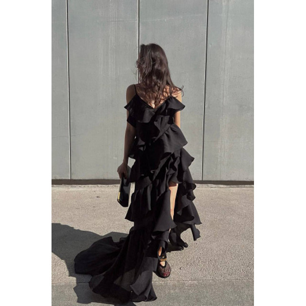 Платье на бретелях с воланами